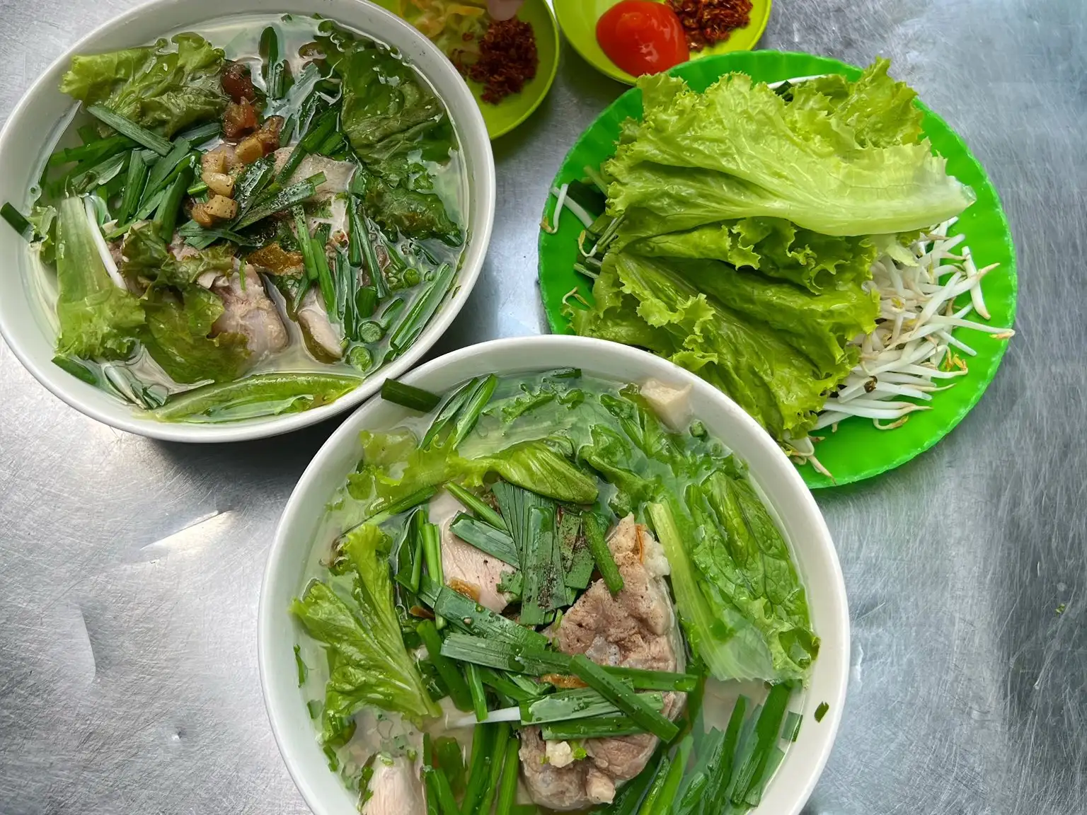 Quán Cô Lùn núp hẻm chợ Cây Dừa