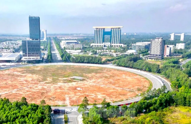 Bình Dương: ‘Siêu phường’ ở TPHCM có 7 khu công nghiệp, 2 sân golf